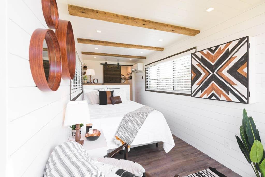 The Strazza House Cute Tiny Container House 12 Min To Magnolia Silos Bellmead Exterior photo